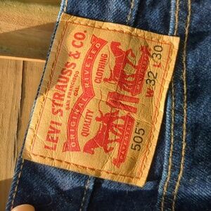 EUC Levi 505 W32 L30 dark wash denim